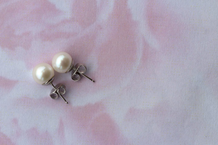 Women's Pearl Earrings w/ Posts