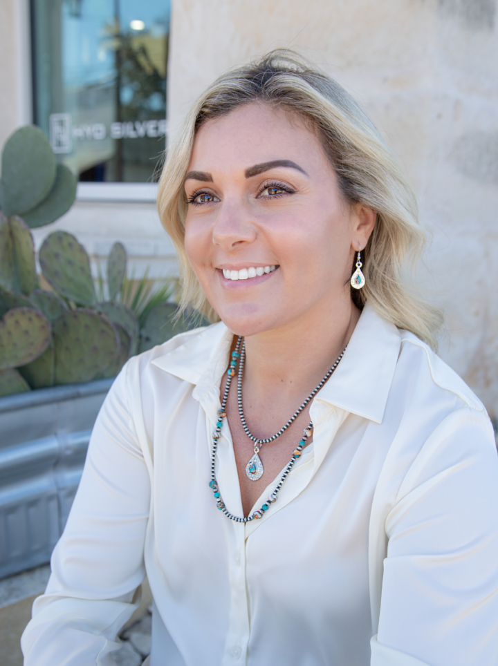 Desert Plain Spiny Oyster Set Earrings on a model