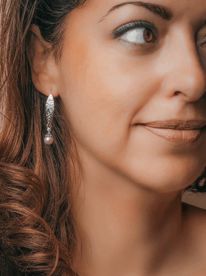 RRER052 Threader Pearl Drop Earrings on Model